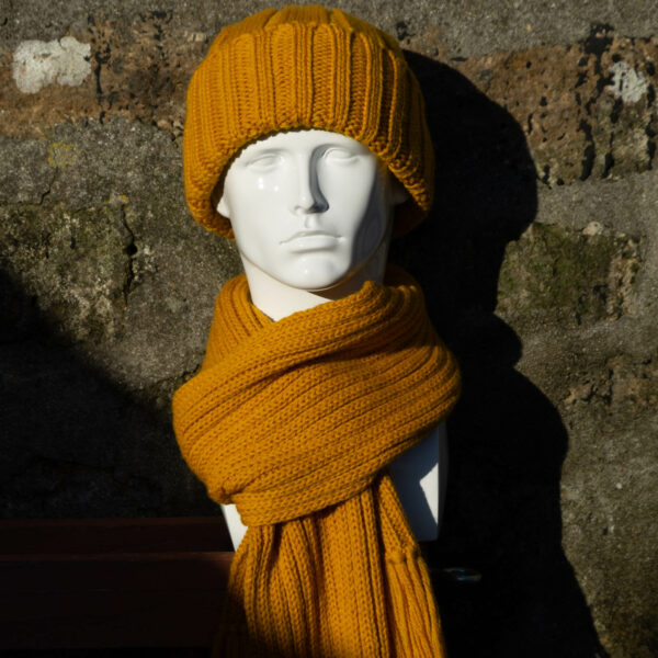 Mens woollen hat and scarf set knitted in merino wool